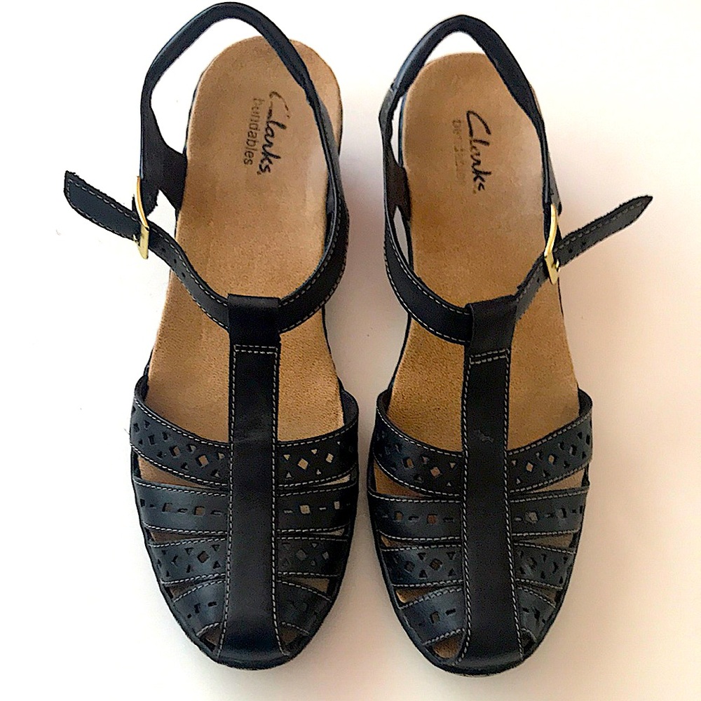 Women’s Clarks Sandals With Toe Sz9